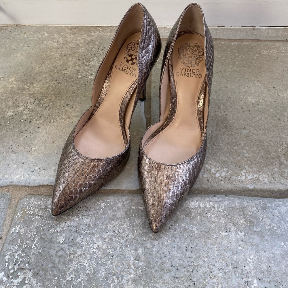 Vince Camuto metallic silver snakeskin pumps!